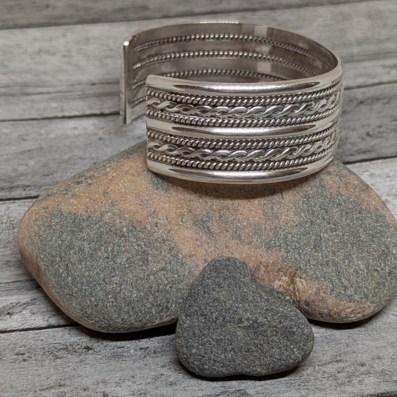 Tahe Signed Sterling Silver Bold Nine Banded Navajo Cuff Bracelet - Picture 8 of 11